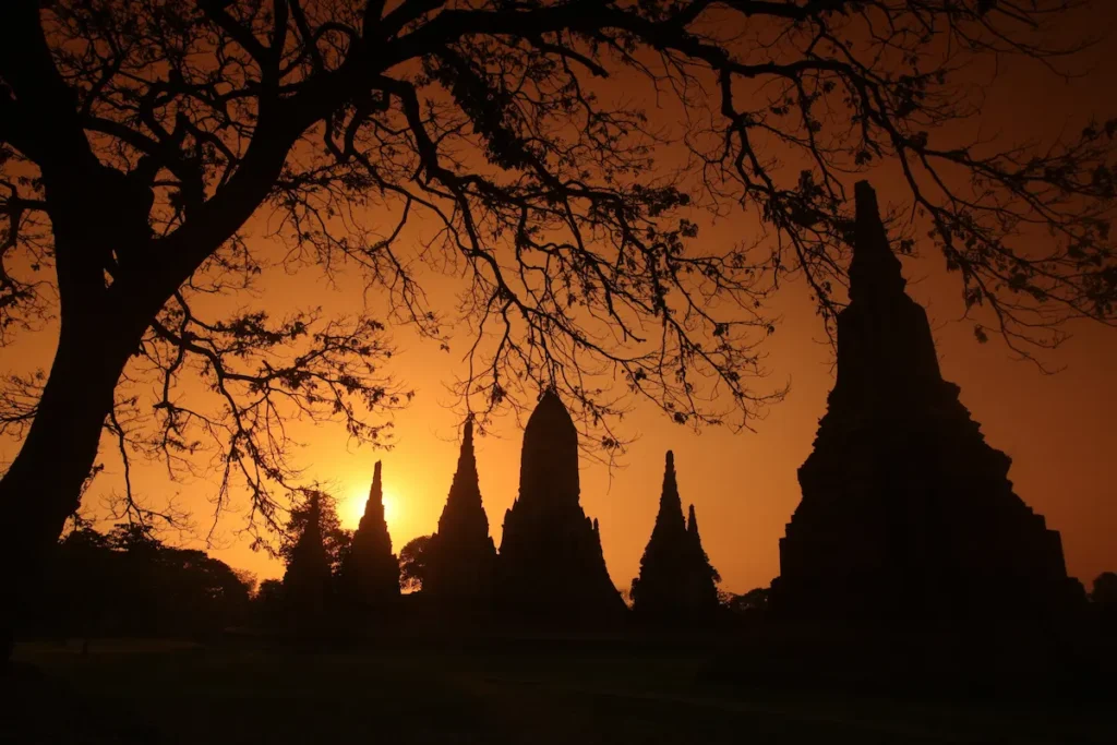 beautiful-silhouette-of-the-ayuthaya-temple