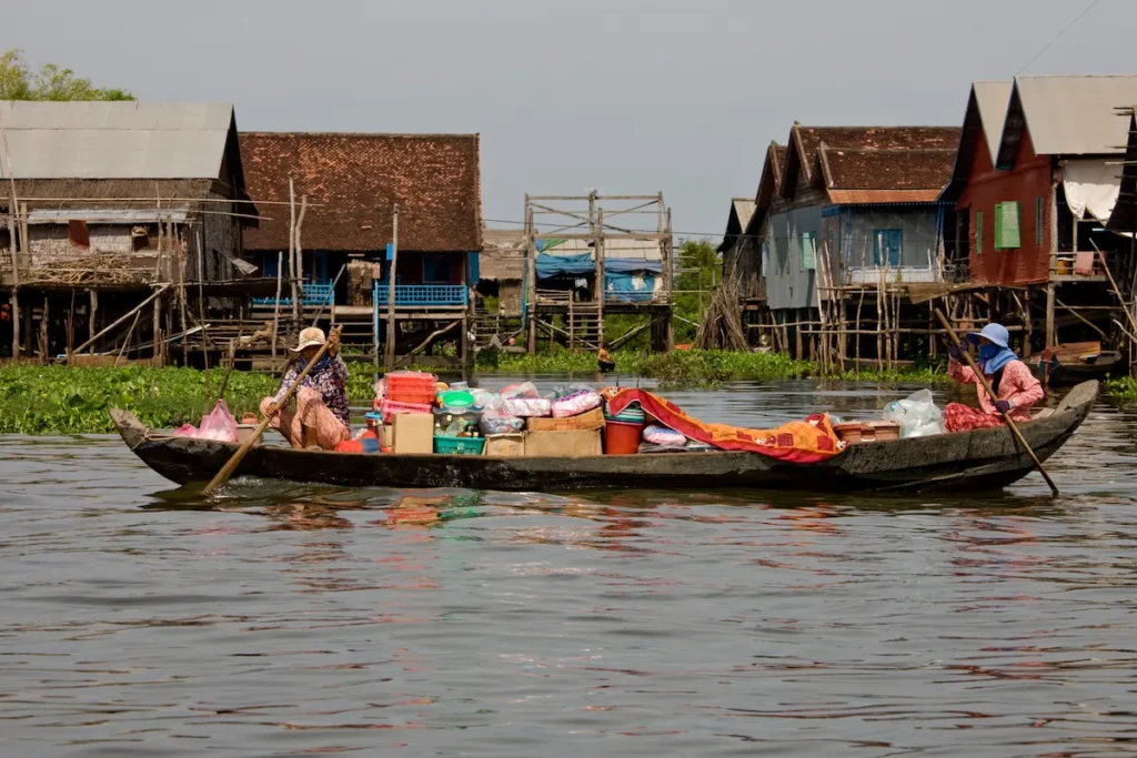 bumboat-and-pile-dwellings-at-the-side-of-the-lake