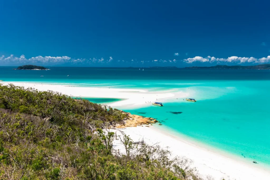 famous-whitehaven-beach-in-the-whitsunday-islands