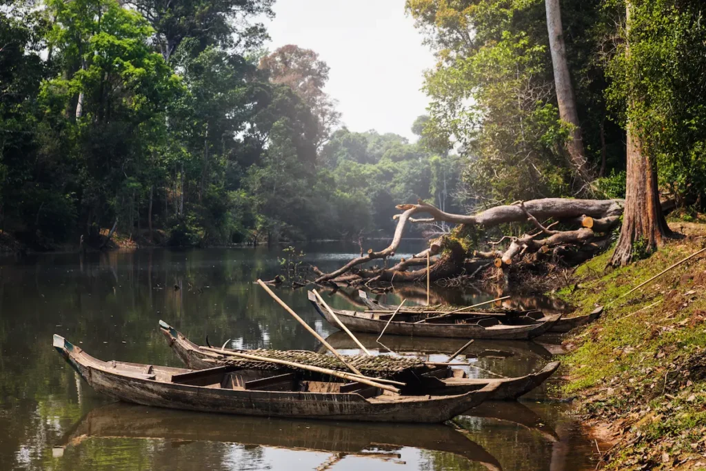 khmer-fishing-boats-on-the-river-in-cambodia