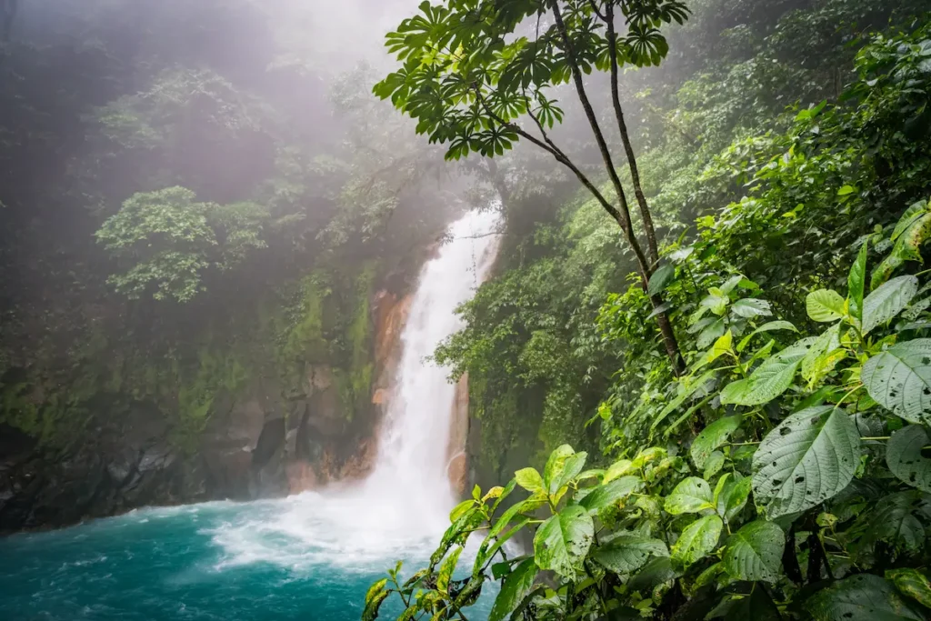 rio-celeste-a-blue-volcanic-river