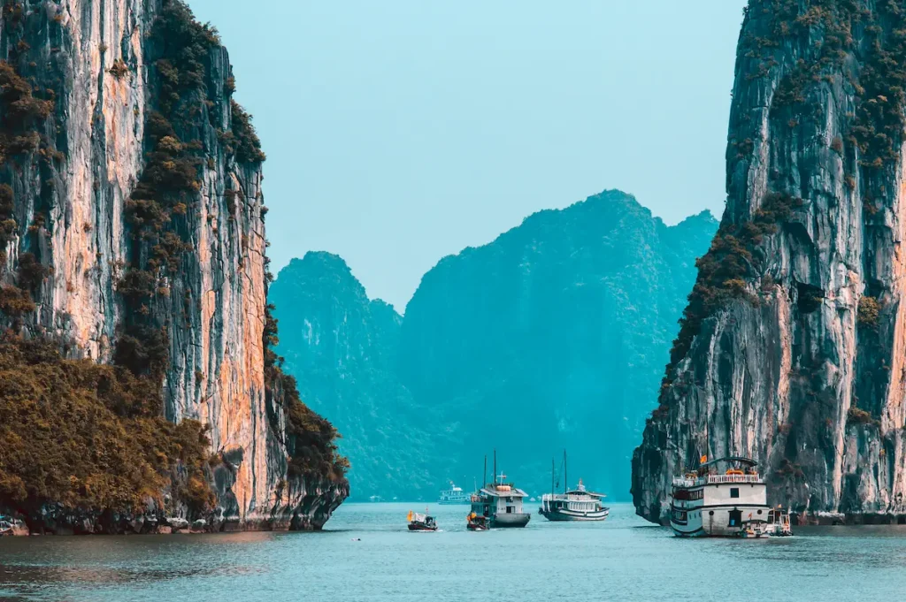 rock-islands-near-floating-village-in-halong-bay