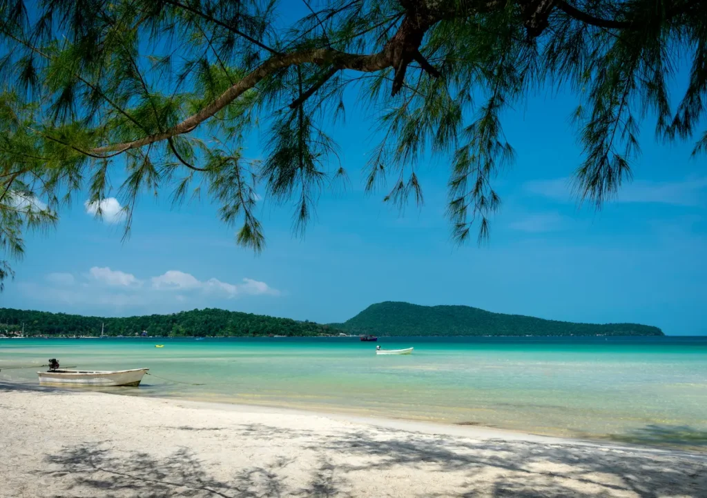 saracen-beach-in-koh-rong-samloen-island