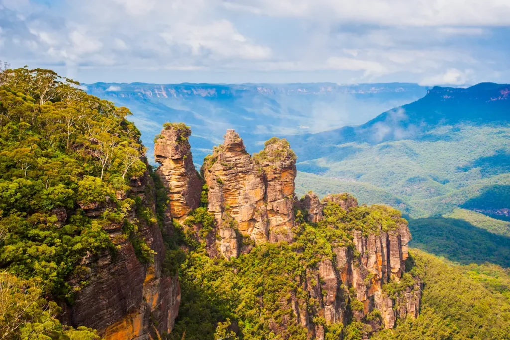 the-three-sisters-blue-mountains-australia-2026-03-09-06-35-35-utc