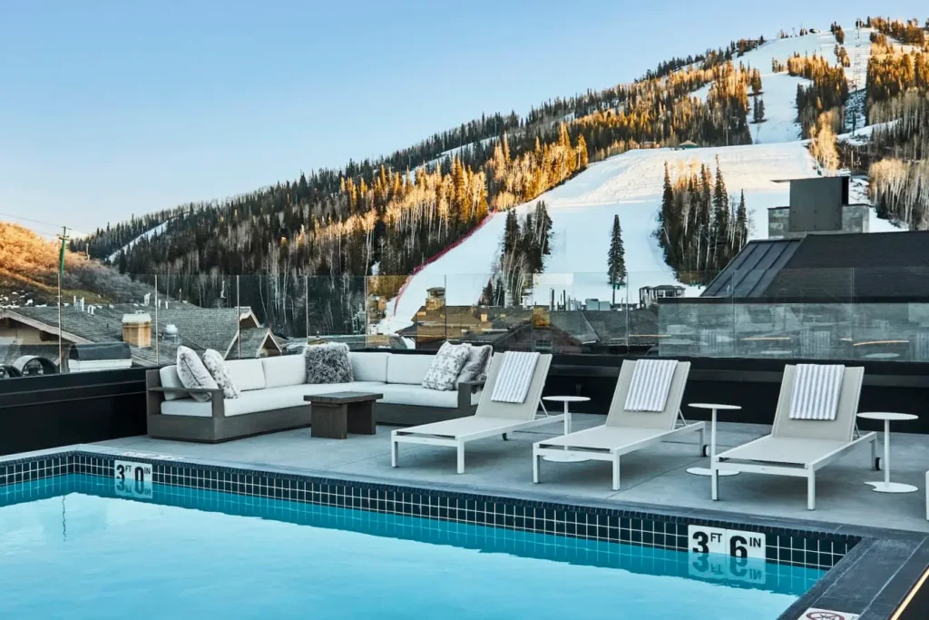 pool-view-Goldener-hirsch-deer-valley