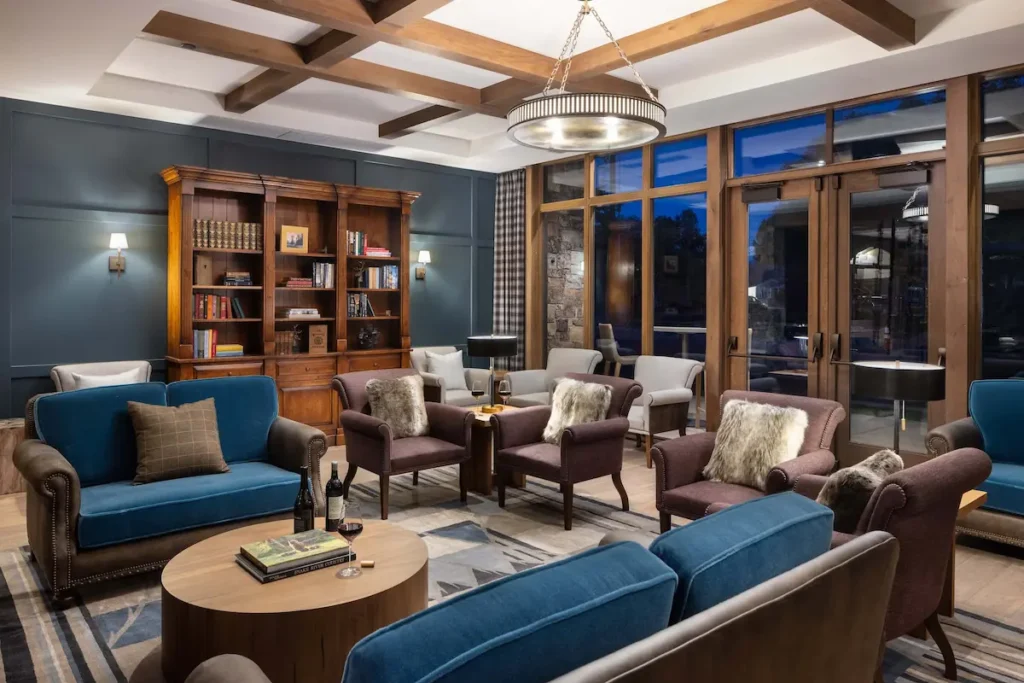 rusty-parrot-lodge-lounge1