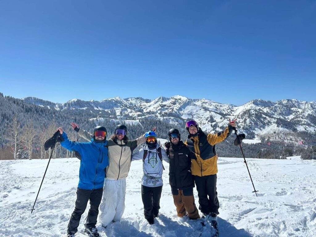 Tomás y amigos con los esquís en Park City, con las montañas nevadas detrás