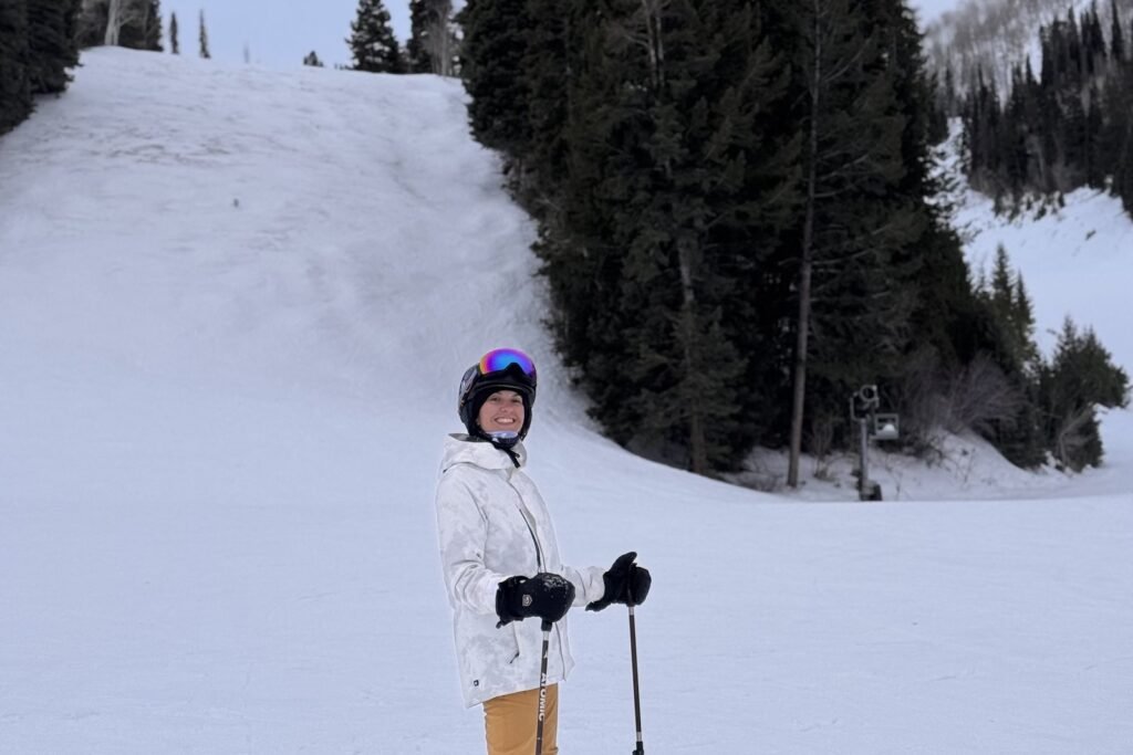 Ludmila, de White Peak, con los esquís puestos en una pista amplia