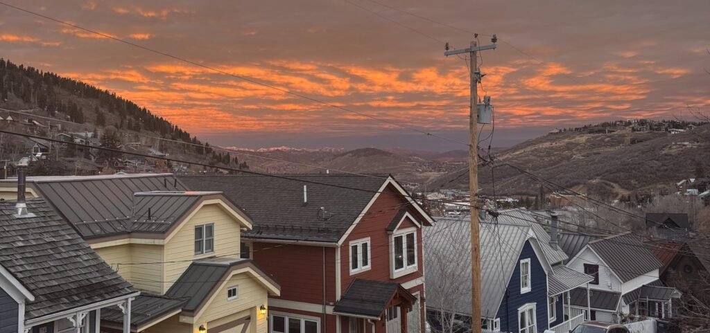 Atardecer sobre las casas de madera de Park City