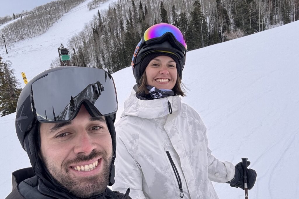 Tomás y Ludmila sonriendo en una pista de ski