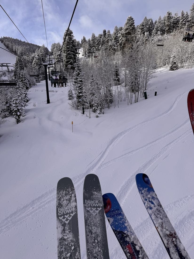 Esquís colgando desde el telesilla sobre una pista de Deer Valley