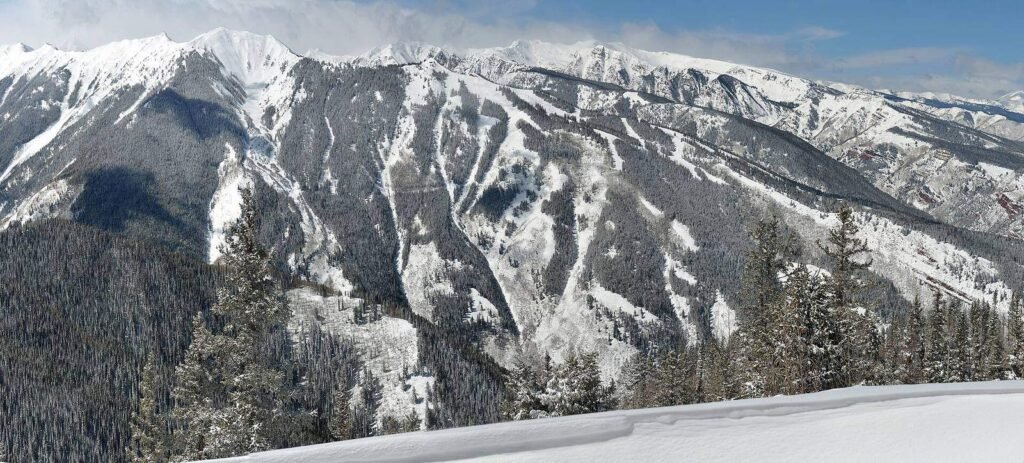 Highland Bowl y las montañas de Aspen nevadas, en Colorado