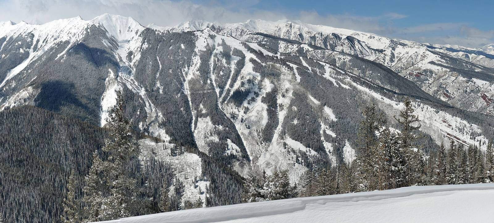 Highland Bowl y las montañas de Aspen nevadas, en Colorado