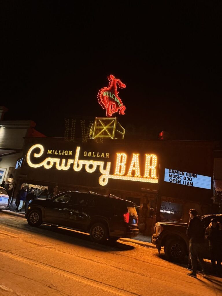 El cartel iluminado del Million Dollar Cowboy Bar en Jackson, Wyoming, de noche
