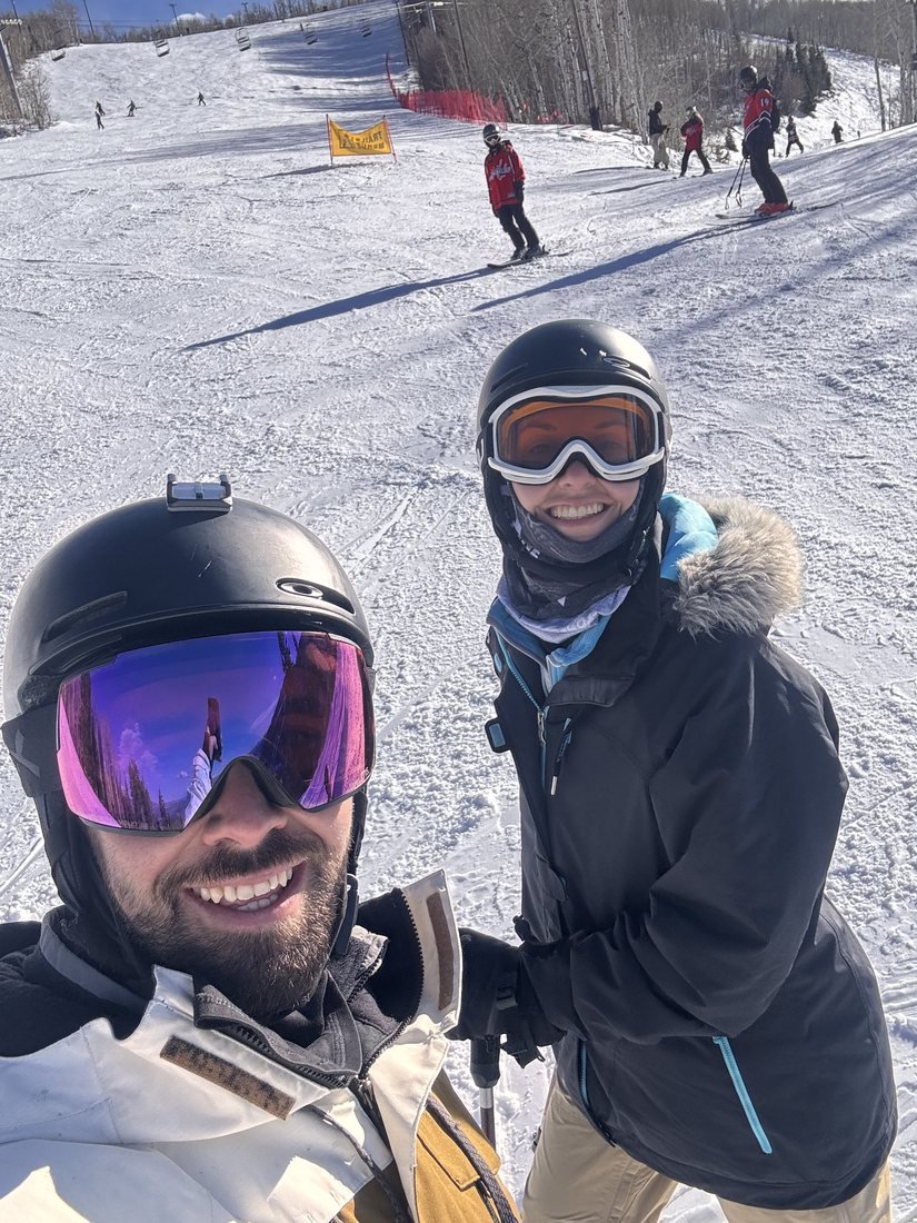 Tomás y Ludmila en una pista, con una bandera de cierre detrás
