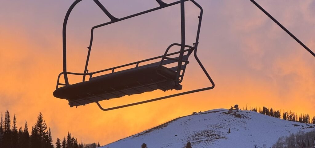 Telesilla vacío recortado contra el atardecer en Deer Valley