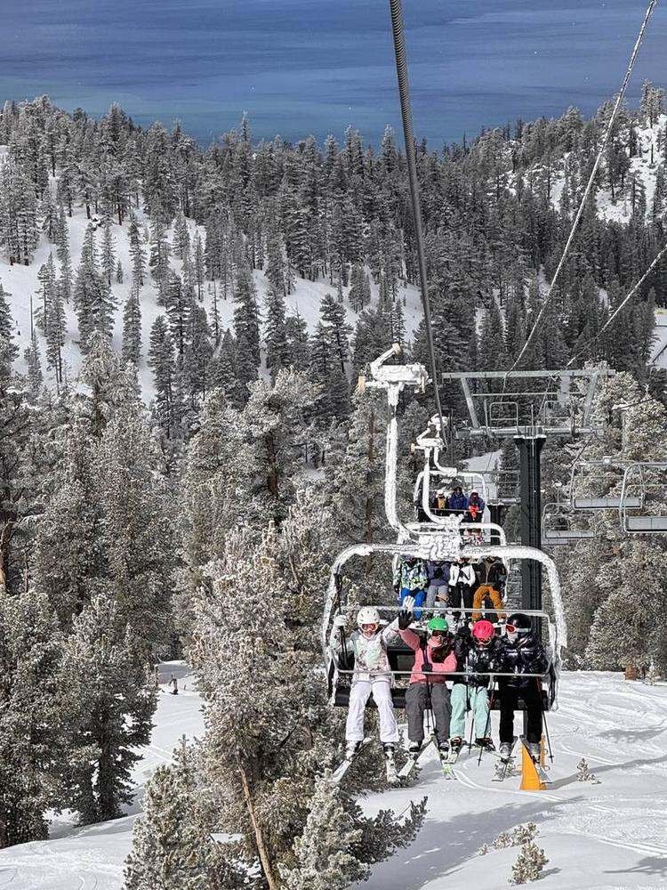 Telesilla entre pinos nevados en Heavenly, Lake Tahoe