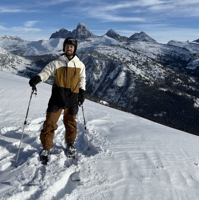 Tomás, fundador de White Peak, esquiando frente a los Tetons en Wyoming