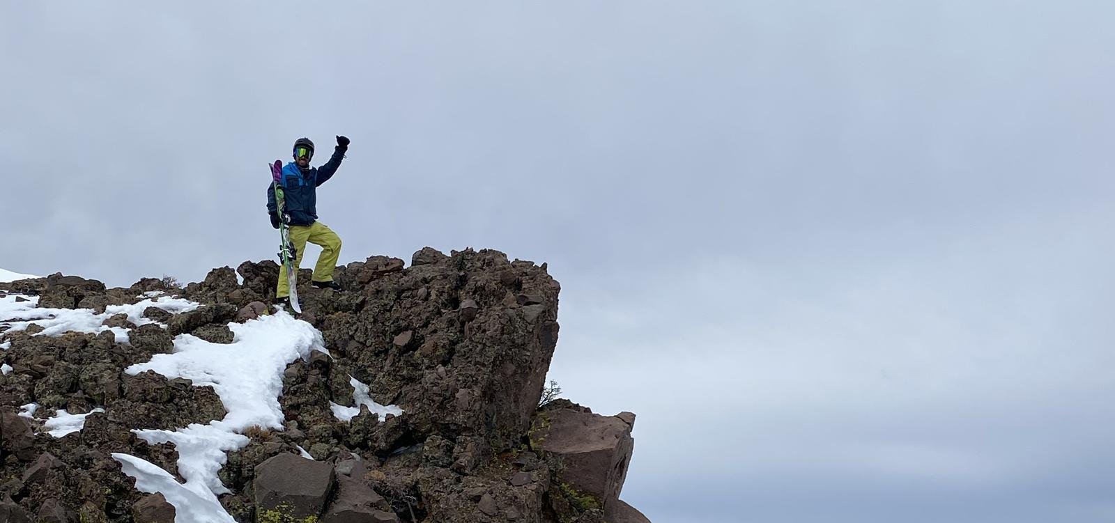 Tomás en lo alto de unas rocas sobre el valle de Park City