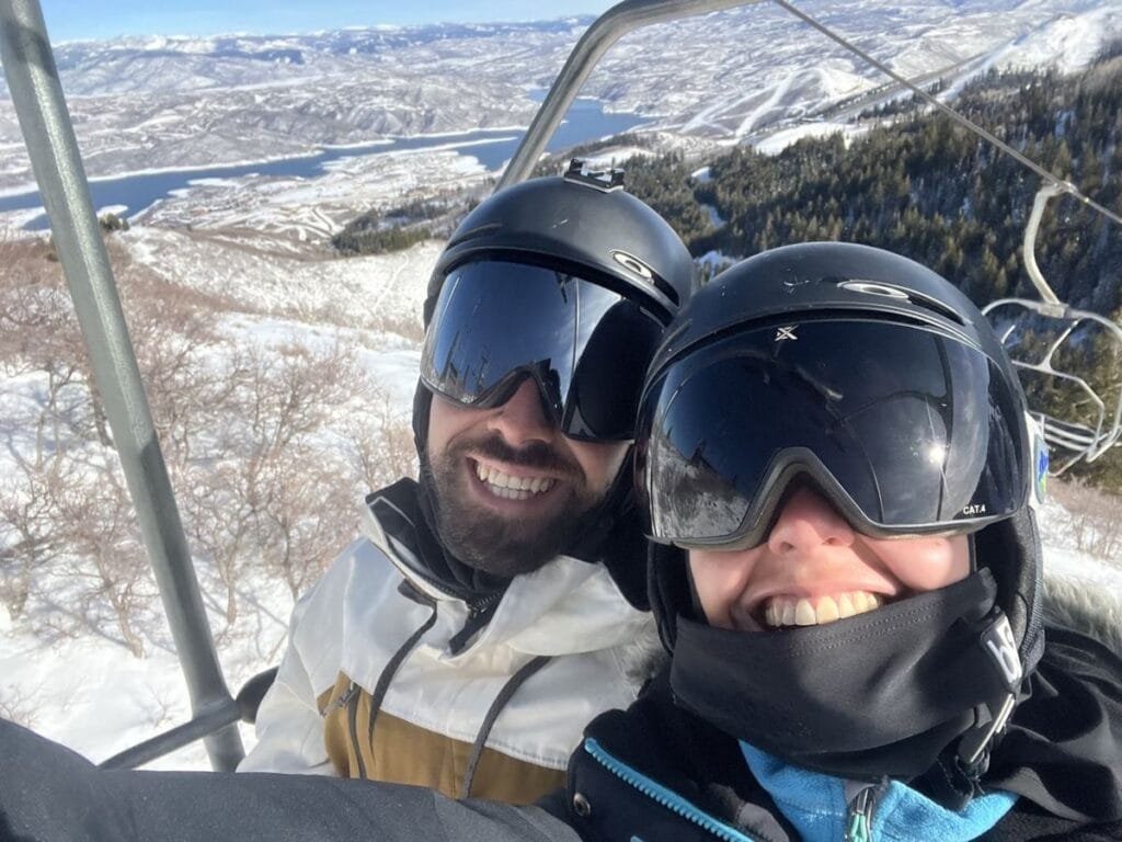 Tomás y Ludmila, de White Peak, en una silla de Deer Valley, Utah