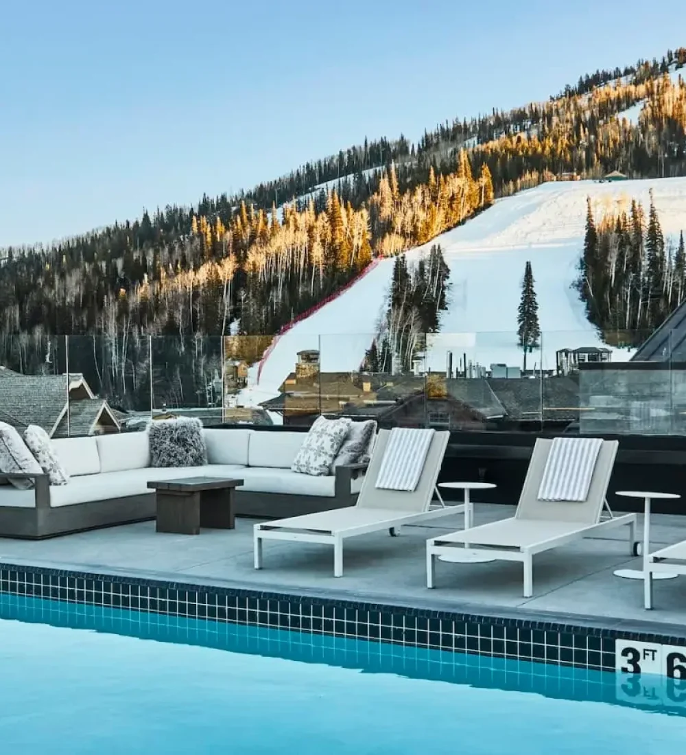 pool-view-Goldener-hirsch-deer-valley