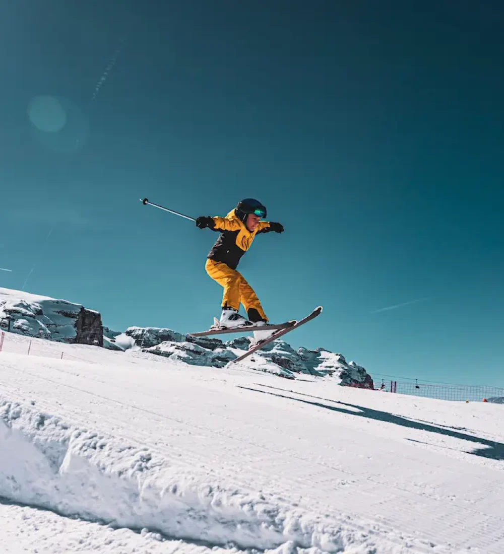 skier-performing-jump-on-snowy-mountain-on-sunny-d-2026-01-09-11-15-47-utc